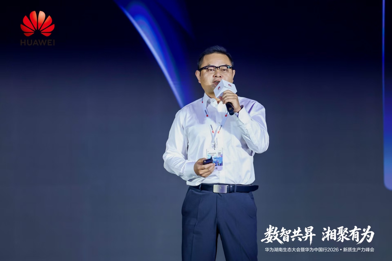 男人站在舞台上描述已自动生成