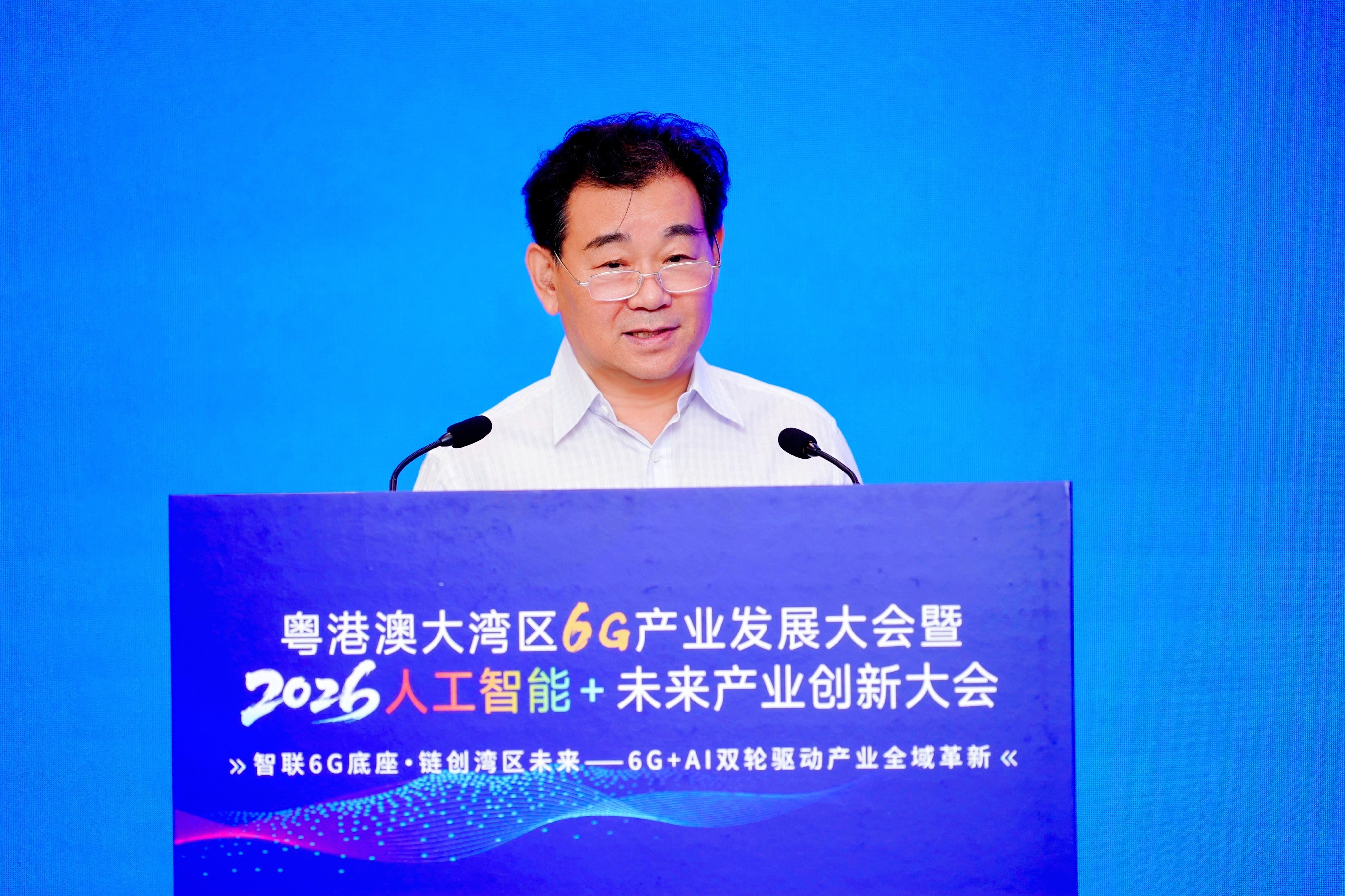 2中国通信企业协会原副会长兼秘书长赵中新
